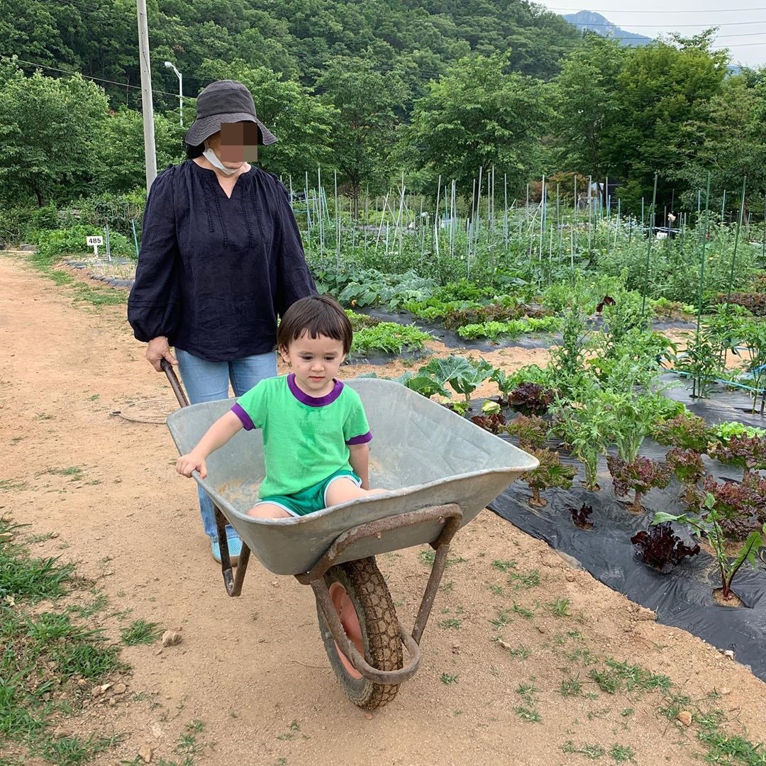 벤틀리, 농장 일 돕는 힘토리 변신…랜선 이모 심쿵 [★해시태그]