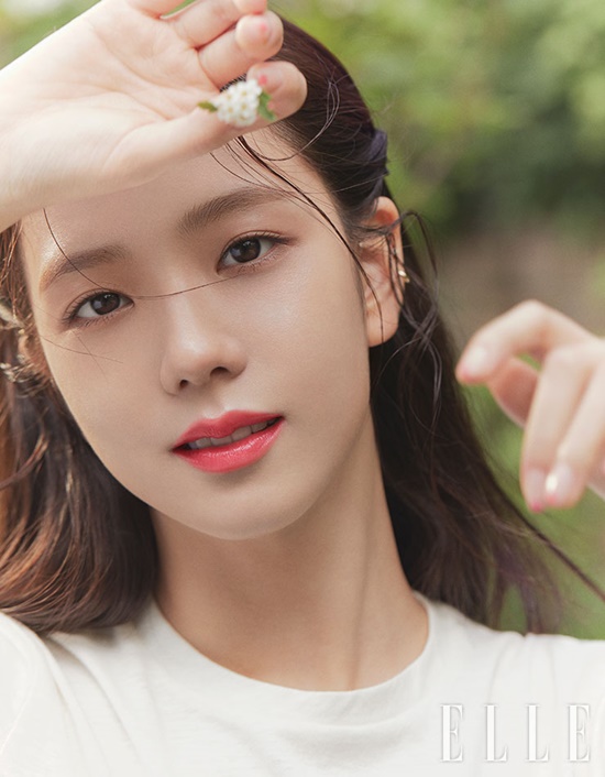 블랙핑크 지수, 美친 미모로 완성시킨 낭만적인 여름 날 [화보]