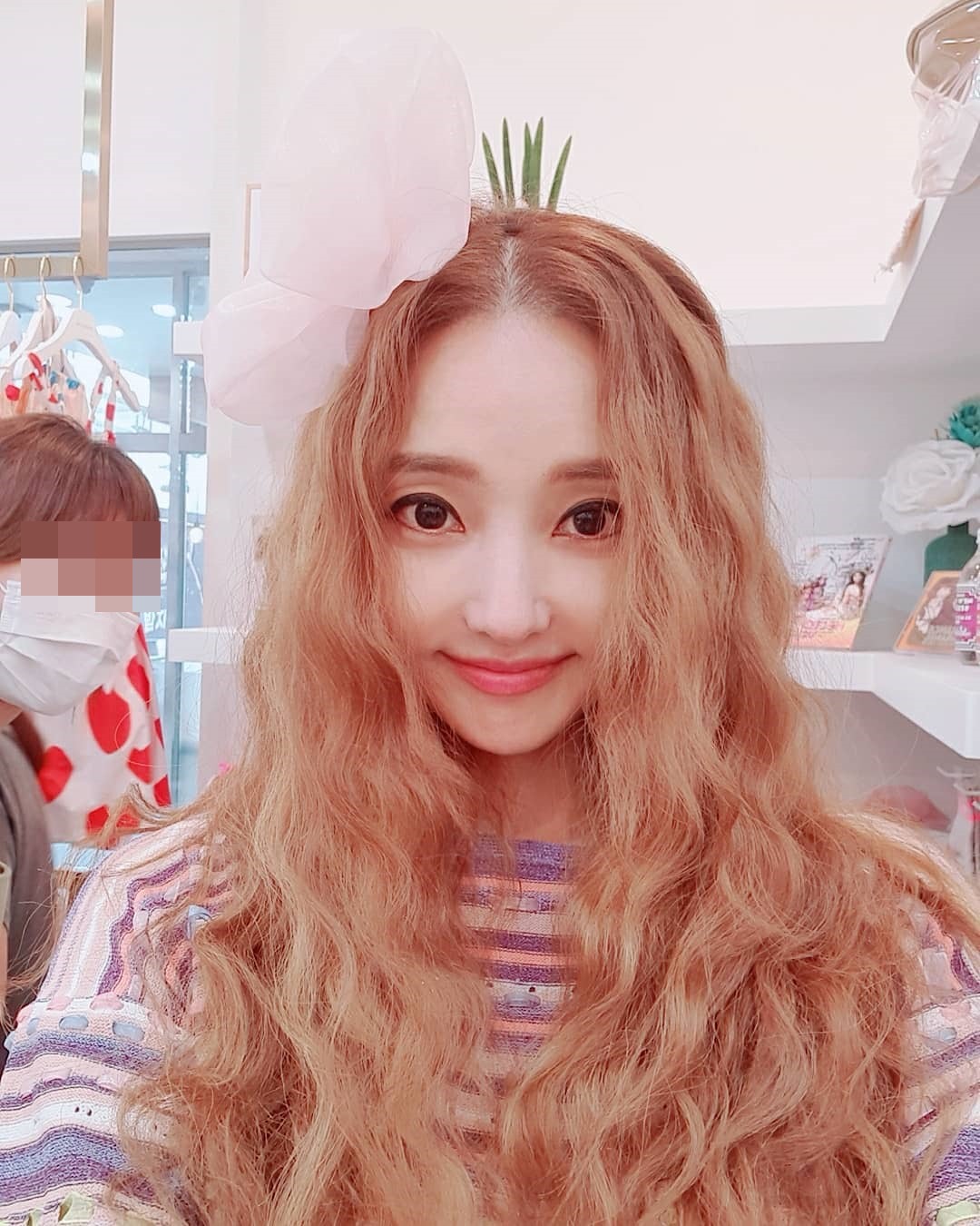 한채영, 뽀글머리도 완벽 소화…헤어의 완성은 얼굴 [★해시태그]