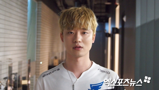 미스틱 진성준 2세트 마지막 한타, 탄약 2발 남았지만 몸이 먼저 Q스킬 반응 [인터뷰]