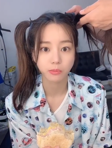 이유비, 양갈래 머리하고 상큼 폭발…초절정 동안 미모 [★해시태그]