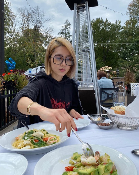 뉴욕댁 이진, 샐러드 즐기는 여유 일상…전인화 예쁘고 멋져 [★해시태그]