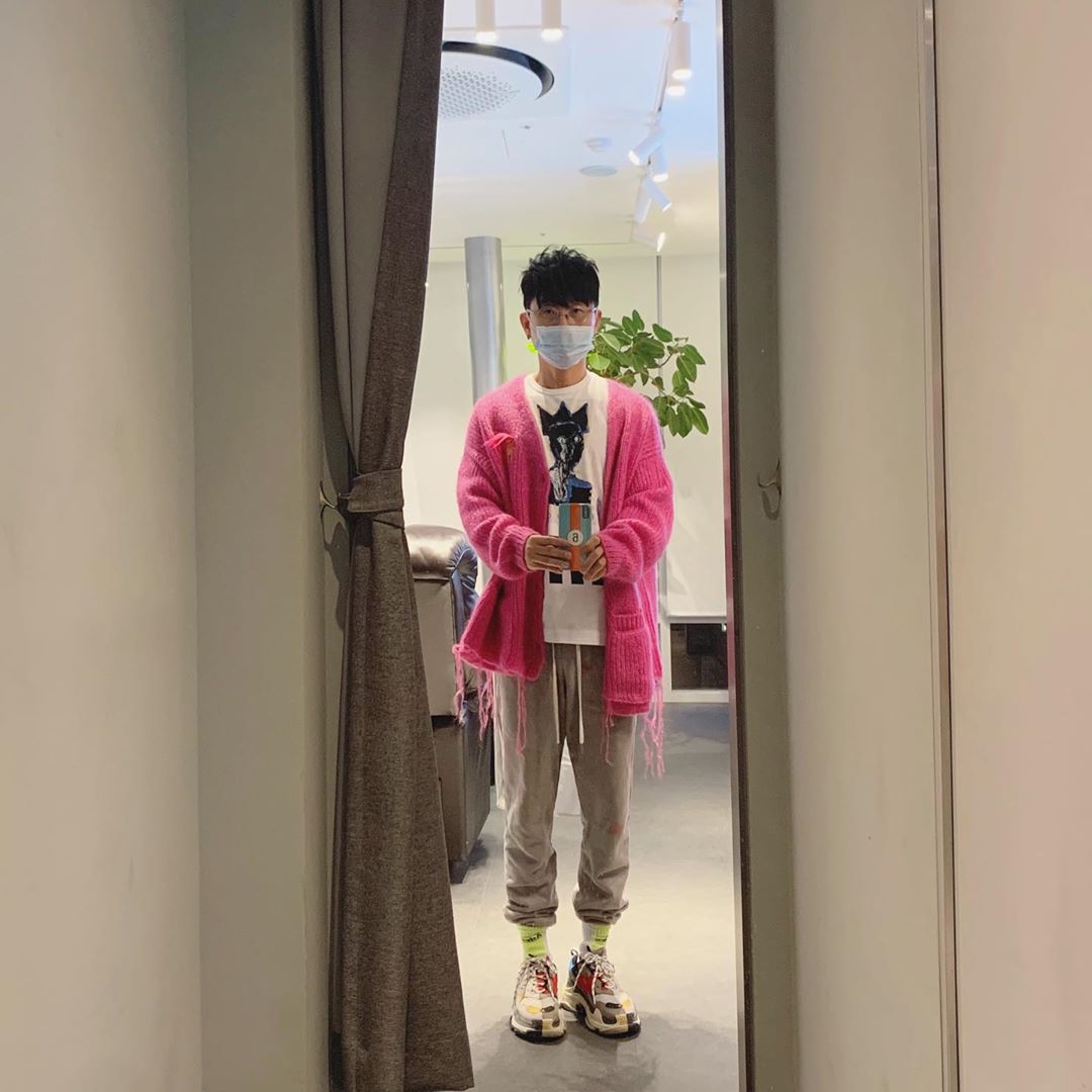 56세 이승환, 핑크 가디건도 찰떡 소화…동안의 아이콘 [★해시태그]