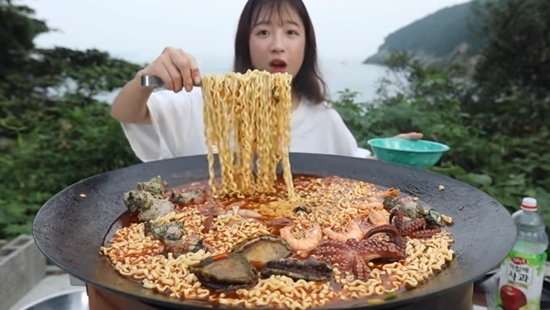 은퇴 선언 쯔양, 해녀 변신…라면 7개 위大한 먹방