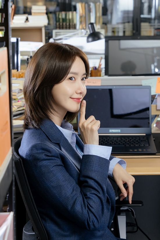 허쉬 임윤아, 단발머리 변신…궁금증 증폭시키는 포스터 비하인드컷