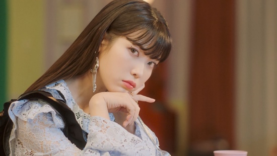 아이유, 신곡 셀러브리티 MV 티저 공개…화려함 속 쓸쓸함