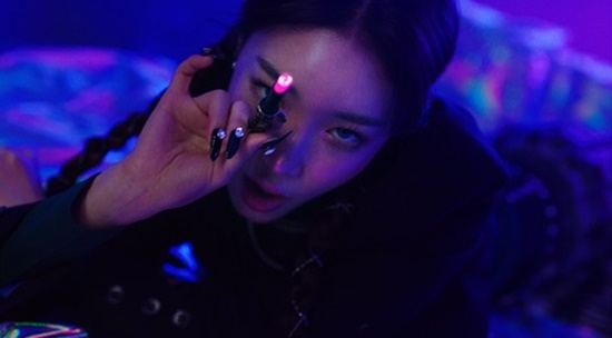 ‘15일 컴백’ 청하, ‘바이시클’ MV 속 강렬 카리스마