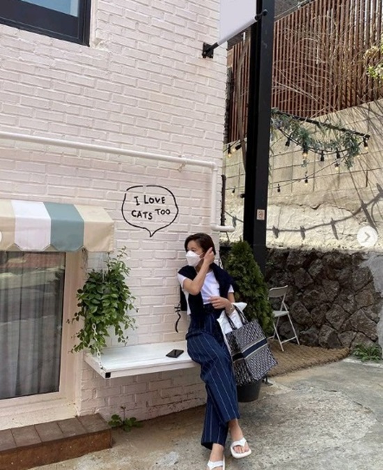 황정음, 산책도 패셔너블하게 언니랑 오빠랑 동네 마실