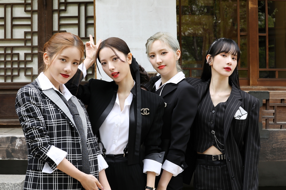우주소녀 더 블랙, 데뷔 동시 완성형 신인 등극…신곡 Easy 열풍