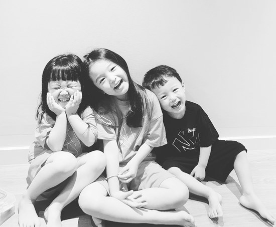 메이비♥ 윤상현, 행복한 세 아이 아빠 보고만 있어도 웃음