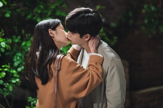 오늘부터 엔진 온 김민석♥임현주, 키스 0.1초 전…설렘↑