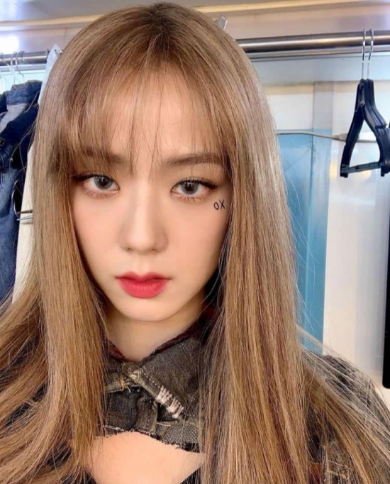 블랙핑크 지수, 시크한 눈빛과 빛나는 비주얼