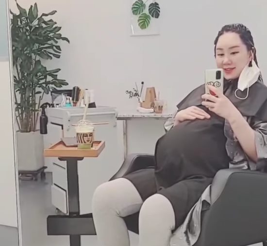 세쌍둥이 임신 황신영, 남산만한 배로 미용실 방문 출산 전 마지막
