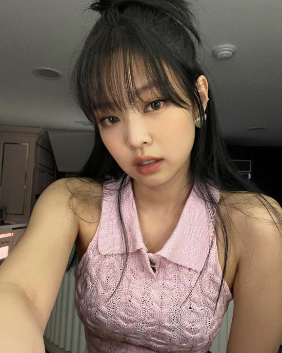 블랙핑크 제니, 시선을 사로잡는 미모 “앞머리 내린 젠득 바이바이”