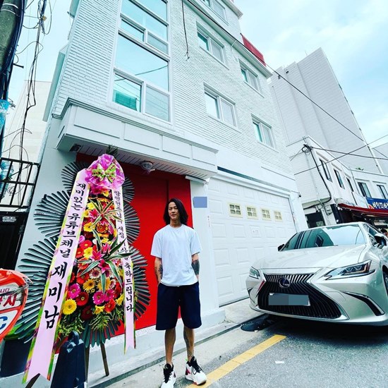 팝핀현준, 2억 들여 엘리베이터 설치한 마포 3층집 앞 인증샷