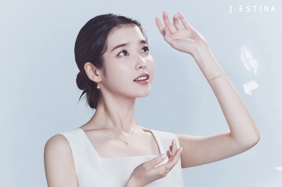 아이유, 지은이라고 쓰고 여신이라고 읽는다 [화보]