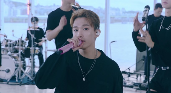 세븐틴, 락 위드 유 밴드 라이브 세선으로 재탄생…파워풀한 가창력+음색