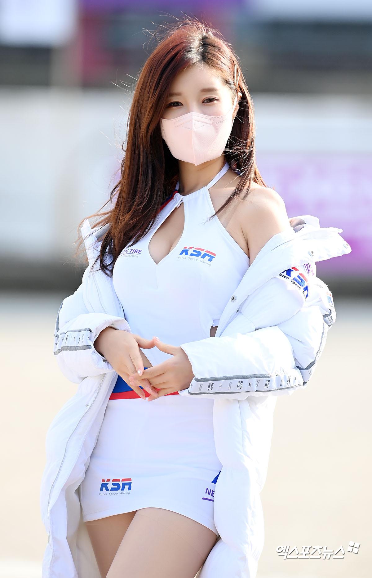 레이싱모델 윤지 강 추위 속 살짝 드러난 어깨라인[엑s HD포토]