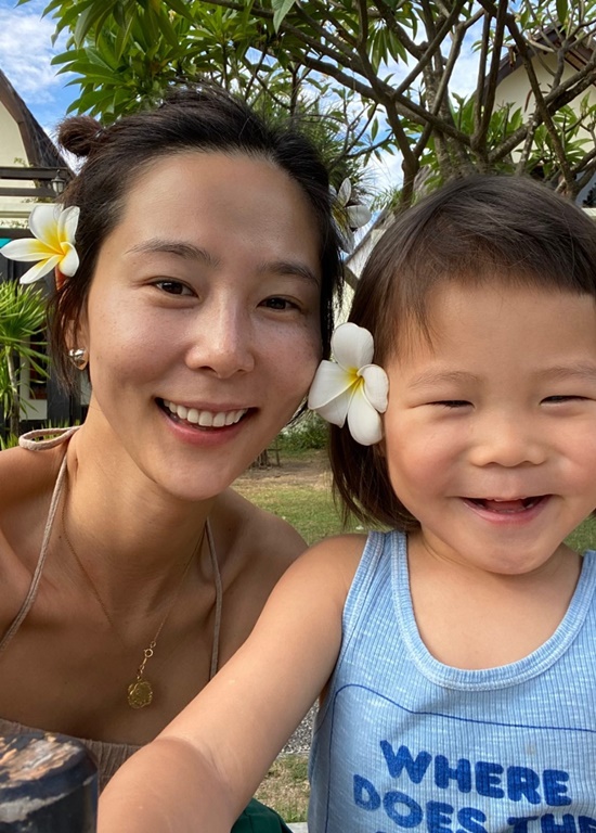 김나영, 붕어빵 子와 머리에 꽃 꽂고…그립네 2년 전 발리