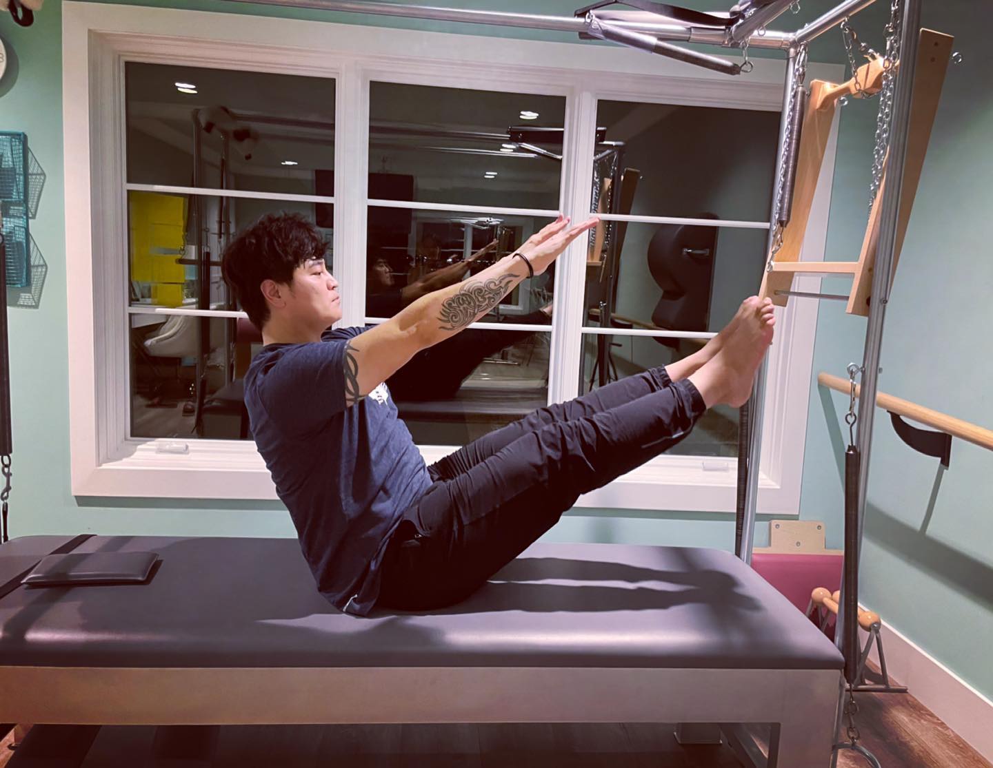 하원미♥ 추신수, 아내 따라 필라테스…자세부터 남달라