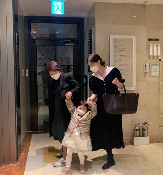 이지혜, 딸 태리·친정 엄마와 화목한 3대 나들이 엄마랑 딸이랑 손잡고