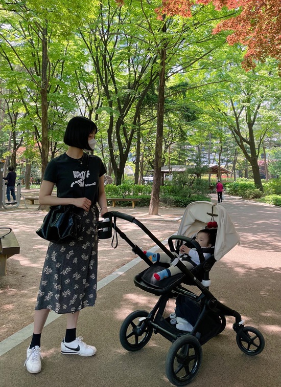 한지혜, 화보 같은 산책샷 누가 찍었나 봤더니…