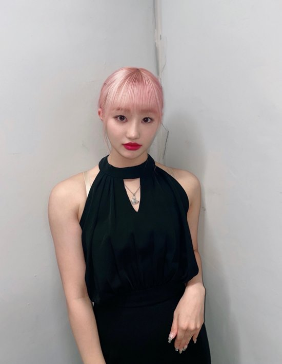 다즐(Dazzle), 핑크 헤어+레드립 찰떡…놀라운 홀터넥 맵시