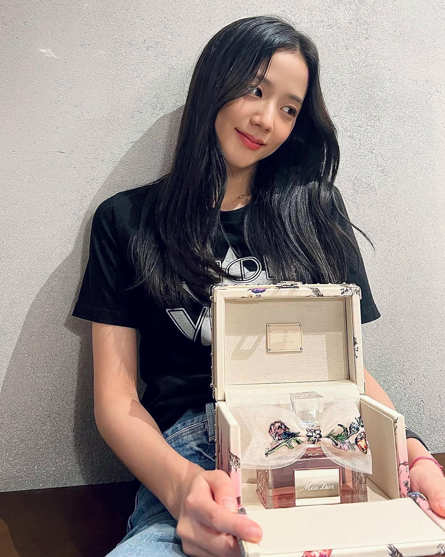 블랙핑크 지수, 소멸할 듯한 얼굴 속 미모…향수 선물에 방긋