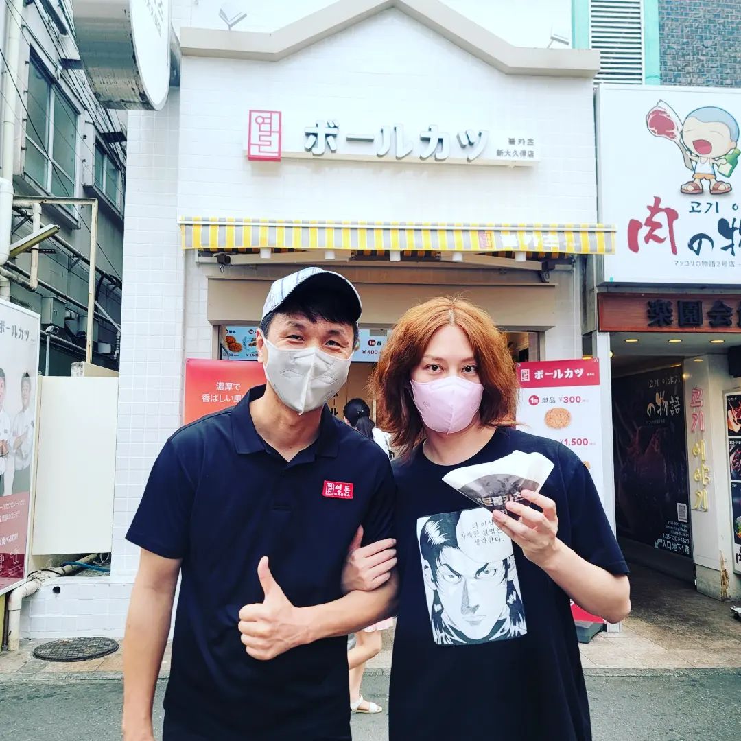 김희철, 日서 연돈 사장과 우연한 만남…근성 넘치는 티셔츠 눈길