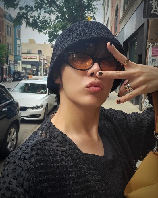 방탄소년단 제이홉, 올블랙 네일아트 찰칵