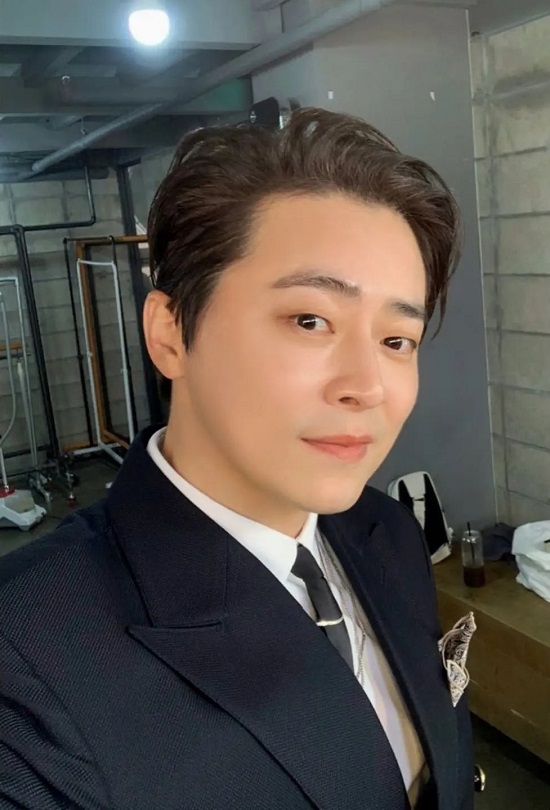 조정석, 머리 기르니 다른 사람 같네…♥거미가 또 반할 비주얼