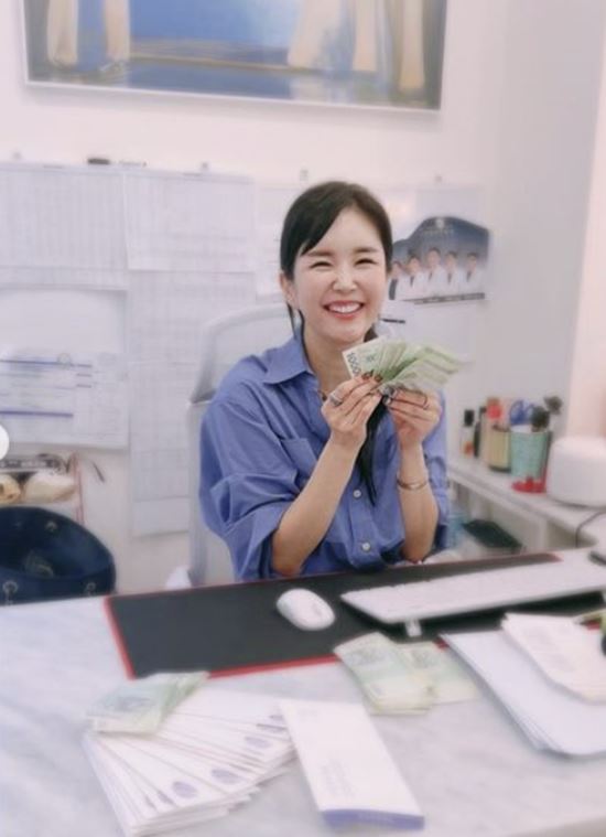 장영란, 손에 현금다발이…한의원 추석 선물=초록마음