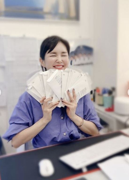 장영란, 손에 현금다발이…한의원 추석 선물=초록마음