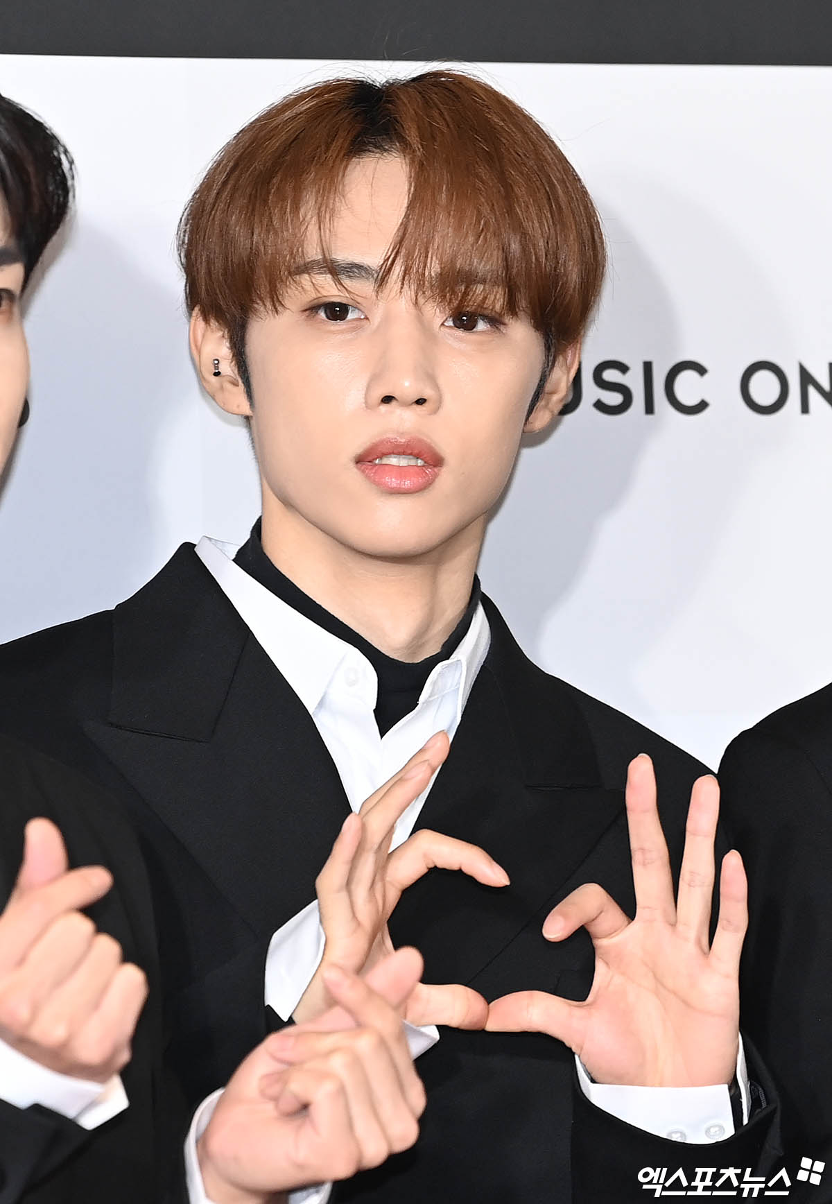 더보이즈 선우 수줍은 손하트[엑s HD포토]