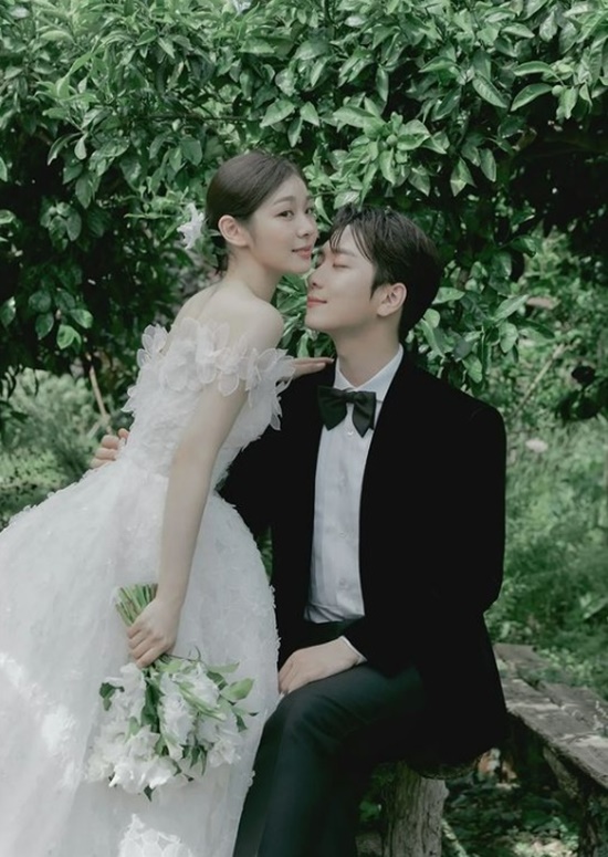 김연아, 고우림 품에 안긴 퀸…직접 전한 웨딩 화보 "빼먹은 사진 끝" [엑's 이슈]