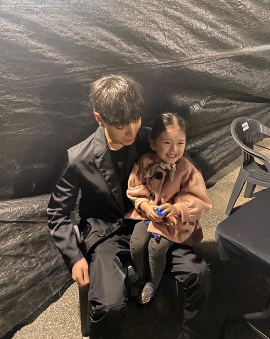 쌈디, 조카 채채에 뽀뽀해주세요 꿀 뚝뚝…큰아빠 상봉