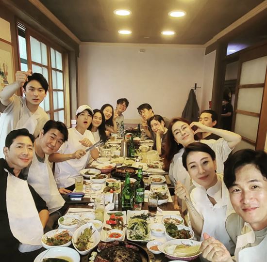 송중기, 재벌집 막내아들 팀에 고기 쐈다…굽는 것도 직접