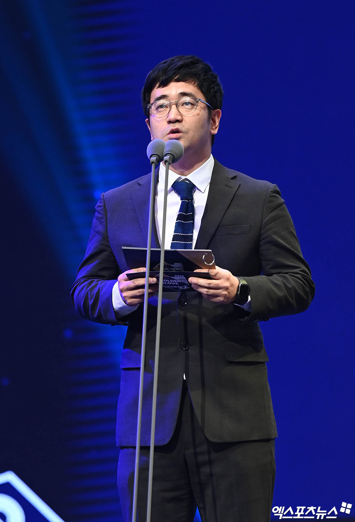 골든포토상 시상하는 한국스포츠사진기자협회 허상욱 사무국장[포토]