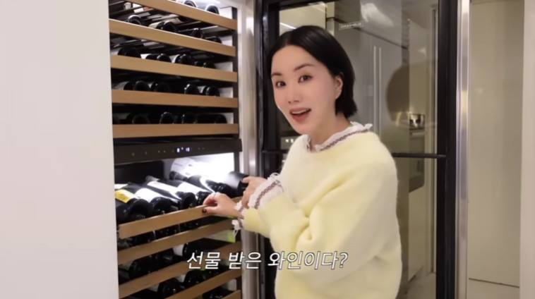 엄정화, 으리으리 하우스 속 고급 와인셀러…다 선물 받았다