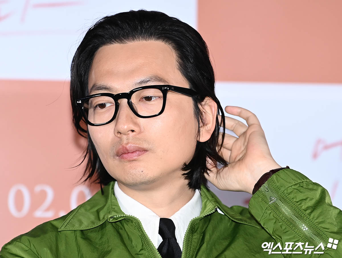 이동휘 조신한 머리 정리[엑s HD포토]