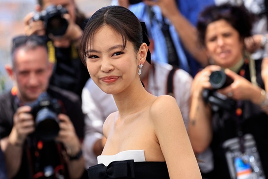 혀 빼꼼 제니, 헤어 뒷모습까지 시선집중...칸 스포트라이트 [엑s 이슈]