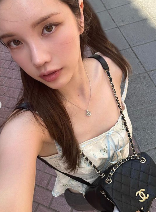 박서준과 열애설♥ 수스 근황 보니…어깨끈 내리고 C사백 미모 자랑
