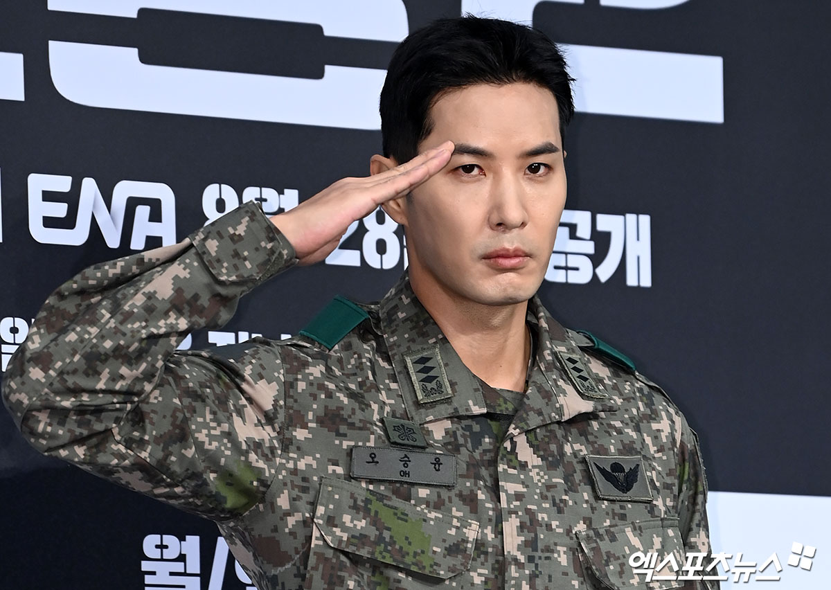 김지석 칼각 경례[엑s HD포토]