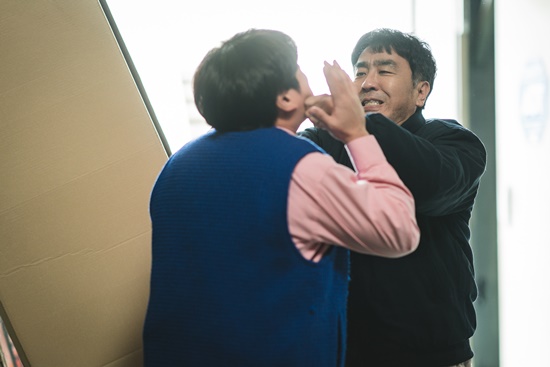 류승룡·안재홍, 코믹 연기 지구 대표…김유정 신의 한 수 (닭강정)