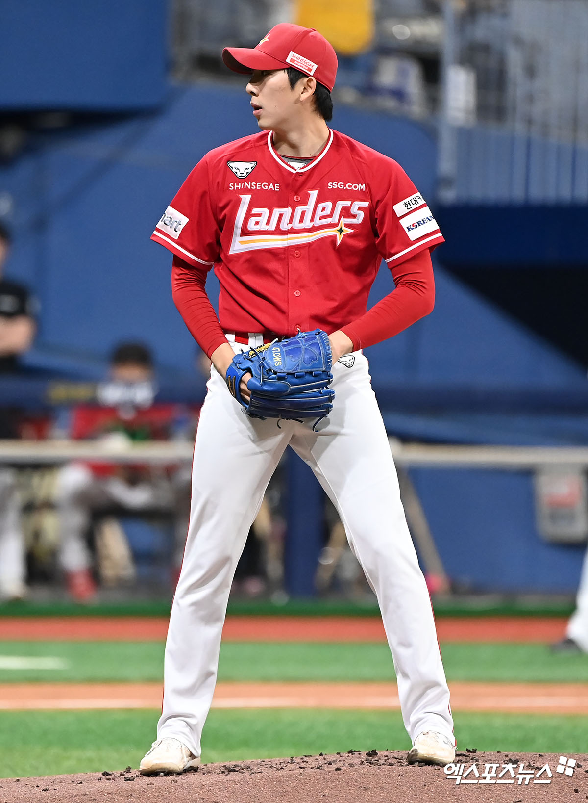 10점 차에서 무슨 일이? '헤드샷 퇴장' SSG 오원석, 3이닝도 채우지 못하고 교체 [광주 라이브]