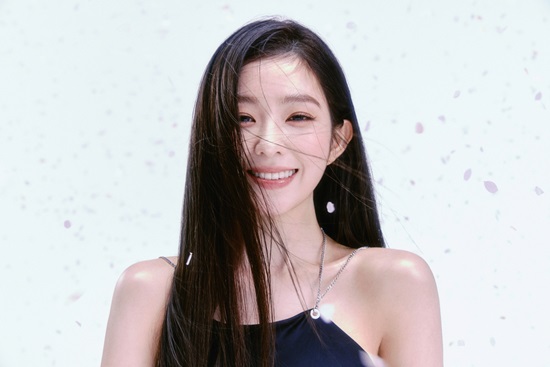 레드벨벳 아이린, 솔로 통했다…앨범 발매 첫날 25만 장 팔렸다