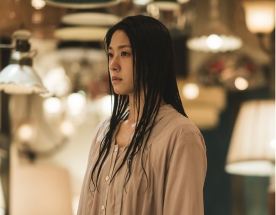 조명가게 김설현, 장르물 첫 도전…오싹한 공포 전하는 수상한 손님 완벽 변신
