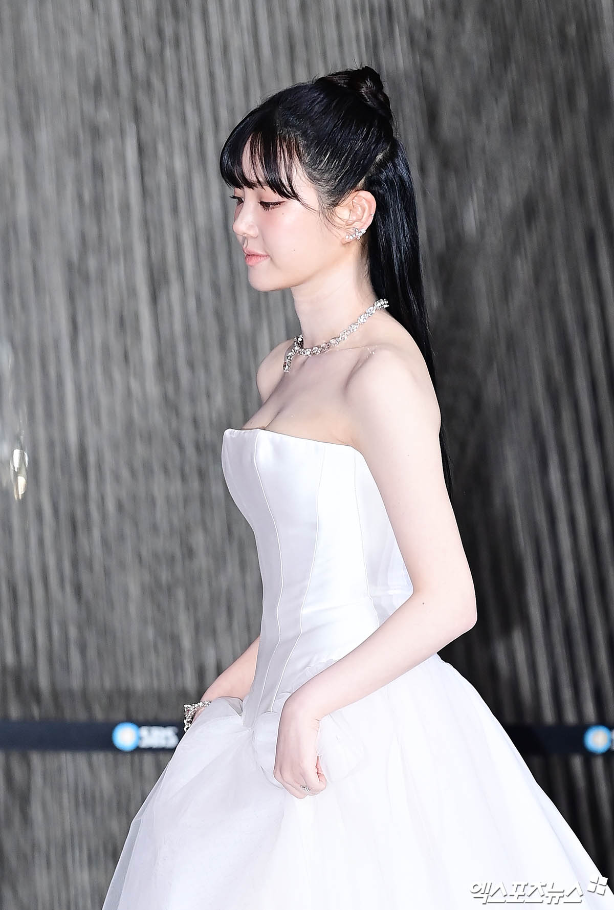 이유비 드레스보다 더 새하얀 피부[엑s HD포토]