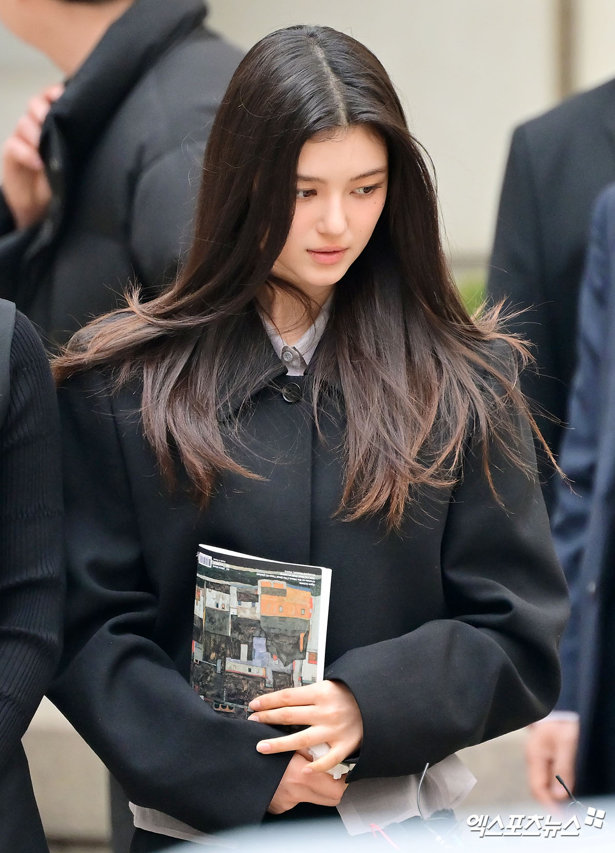 뉴진스 다니엘 손에 꼭 쥐어진 휴지[포토]