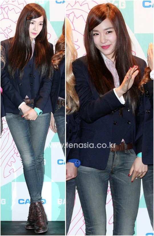 소녀시대 티파니가 포즈를 취하고 있다.